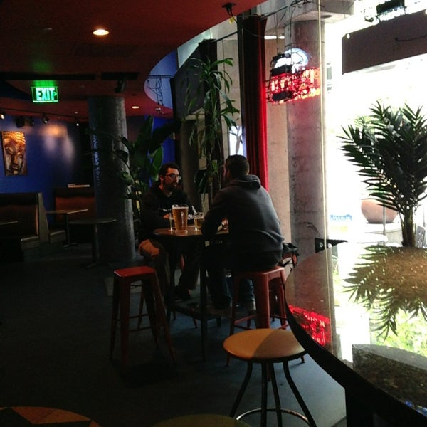 Foto diambil di Sapphire Asian Cuisine &amp; Lounge oleh Casey K. pada 7/31/2013