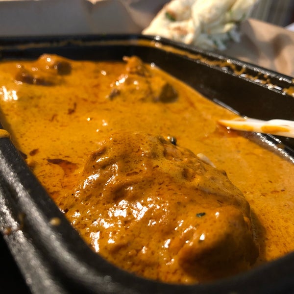 Very fancy. Most people go in dress or suits. It is quite pricey. Went on a Monday evening & had a 2 hour wait. Tried the butter chicken “Makhani” (8/10) & Garlic Naan (8/10). Spent $25 for this.