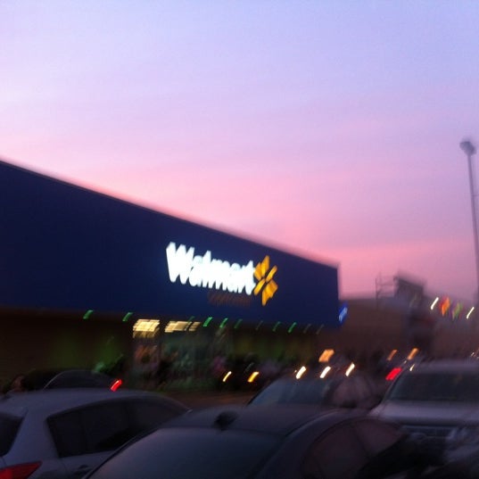 Das Foto wurde bei Walmart von iGbanam i. am 10/3/2012 aufgenommen