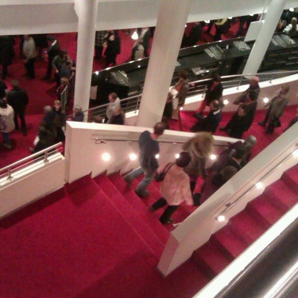 Das Foto wurde bei STAGE Apollo Theater von Monette F. am 2/28/2013 aufgenommen