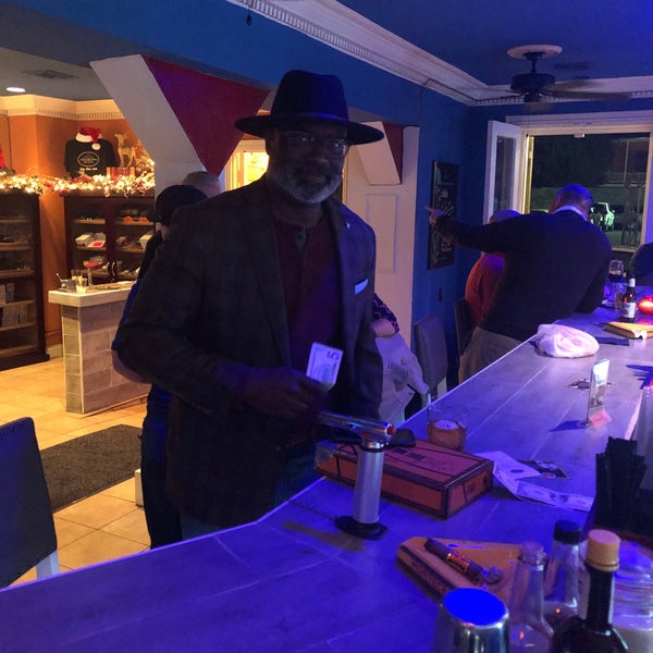รูปภาพถ่ายที่ Cuban Creations Cigar Bar โดย Andrew W. เมื่อ 12/4/2019
