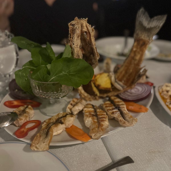 Foto tirada no(a) Cunda Balık Restaurant por Ömer Ö. em 12/26/2023