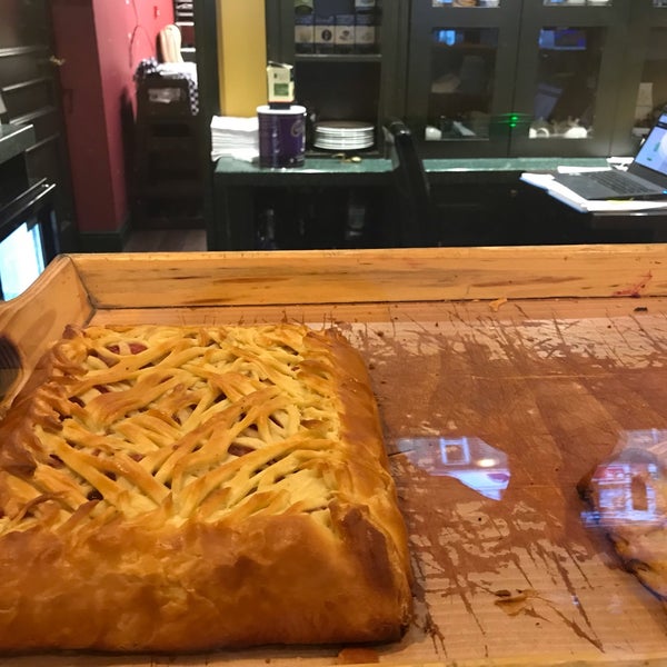 Foto diambil di Stolle Bakery &amp; Restaurant oleh lampalap pada 2/10/2019
