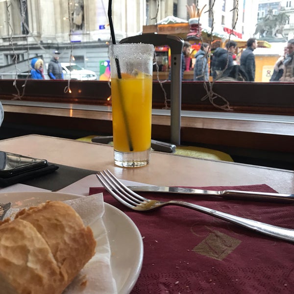 Das Foto wurde bei Le Grand Café von lampalap am 1/1/2019 aufgenommen
