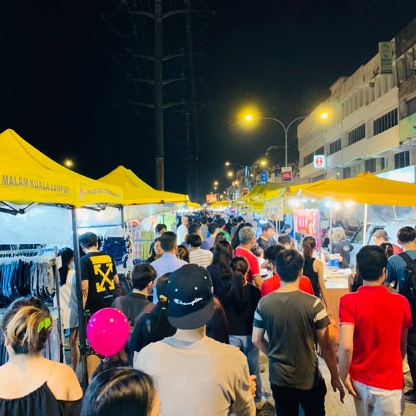 Photo taken at Pasar Malam Taman Connaught 康乐 by 毛 S. on 8/21/2019