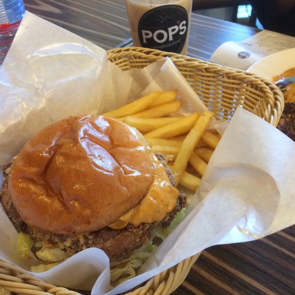 Photo taken at PoP&#39;s Eatery by 𝕫𝕖! on 3/7/2019