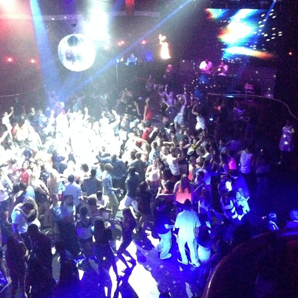 7/4/2014 tarihinde Suya W.ziyaretçi tarafından Lava Nightclub at Turning Stone Resort Casino'de çekilen fotoğraf