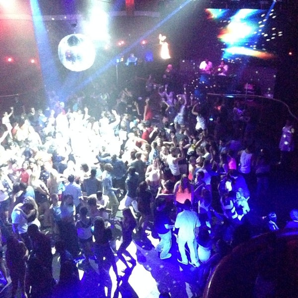 Foto diambil di Lava Nightclub at Turning Stone Resort Casino oleh Suya W. pada 7/4/2014