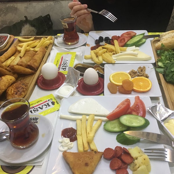 Das Foto wurde bei Kaşif Cafe / heykel von Şule Y. am 1/4/2020 aufgenommen