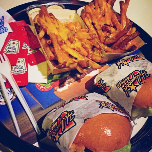 Das Foto wurde bei Hollywood Burger هوليوود برجر von SaRa🎀 N. am 12/31/2013 aufgenommen