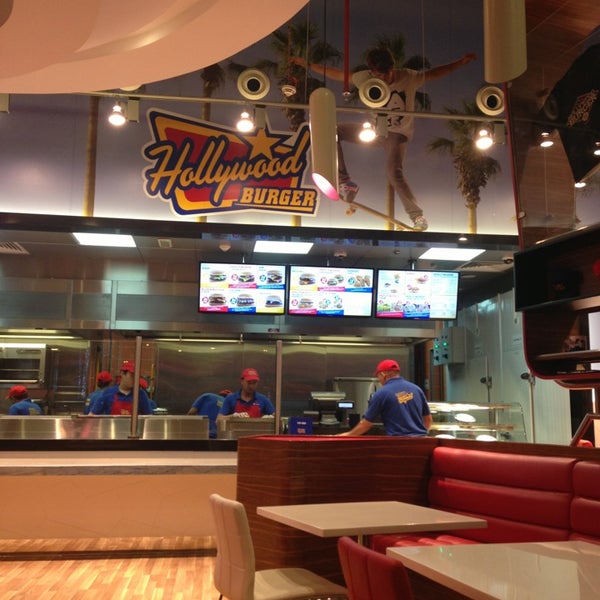 Foto tomada en Hollywood Burger هوليوود برجر  por SaRa🎀 N. el 8/30/2013