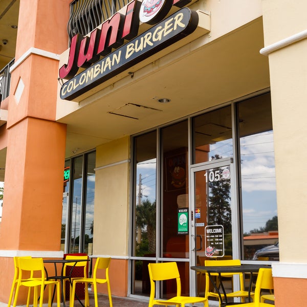 5/21/2018 tarihinde Junior Colombian Burger - South Kirkman Roadziyaretçi tarafından Junior Colombian Burger - South Kirkman Road'de çekilen fotoğraf
