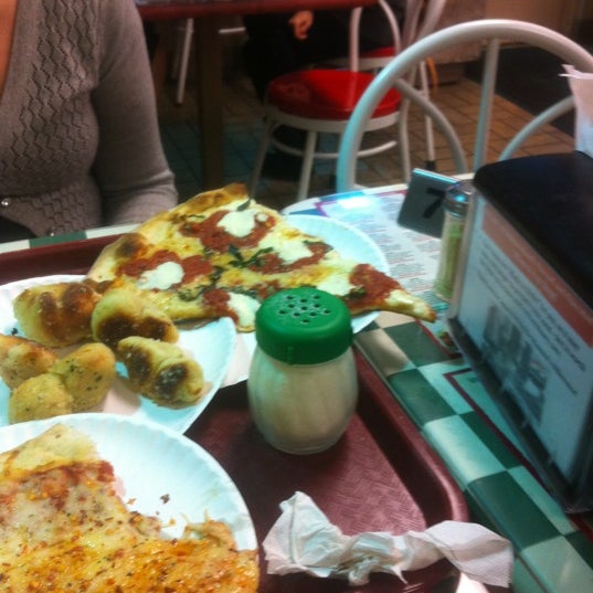 Снимок сделан в Mamma s Brick Oven Pizza &amp; Pasta пользователем Mark A. 11/18/2012