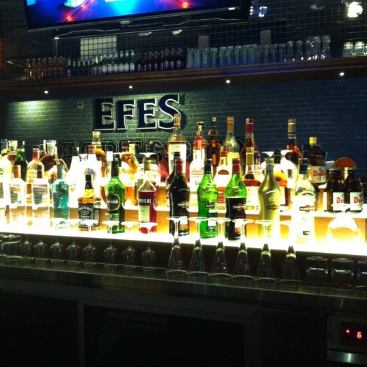 Foto tirada no(a) Efes Sports Pub por CengizHan E. em 3/6/2013