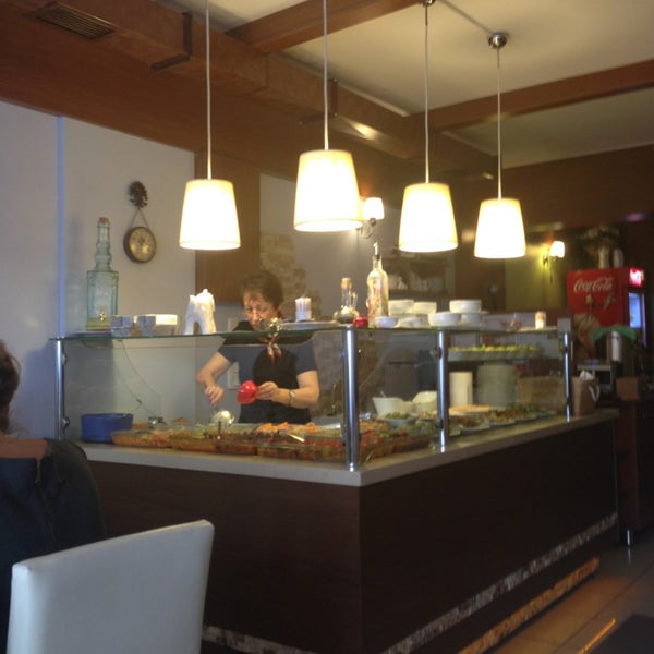 11/13/2013 tarihinde Lijun C.ziyaretçi tarafından Mola Cafe &amp; Restaurant'de çekilen fotoğraf