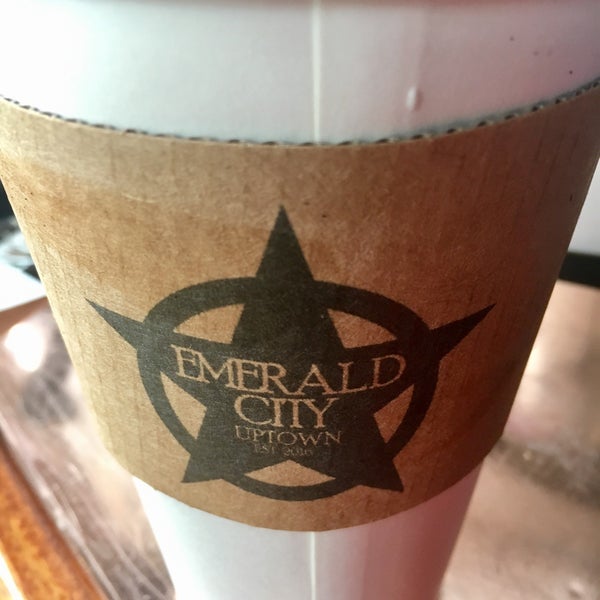 Das Foto wurde bei Emerald City Coffee von Nicholas T. am 3/20/2017 aufgenommen