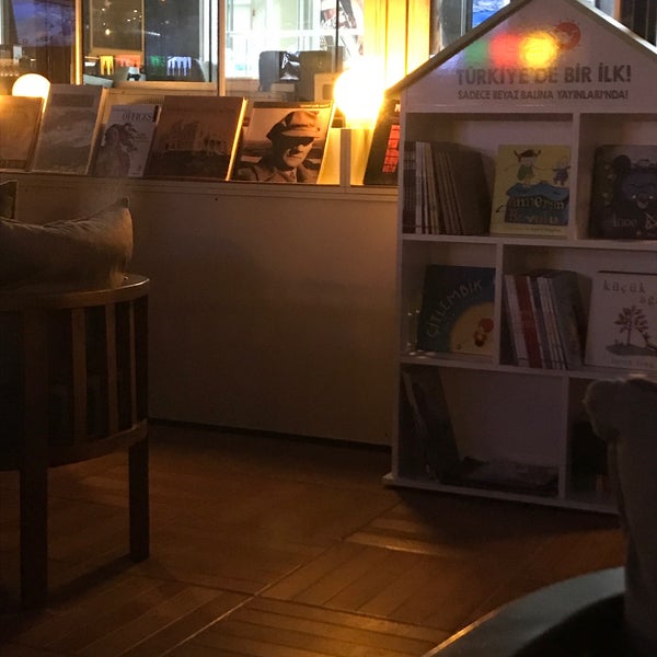 Photo taken at Ada Cafe Bakırköy by Can C. on 11/8/2019