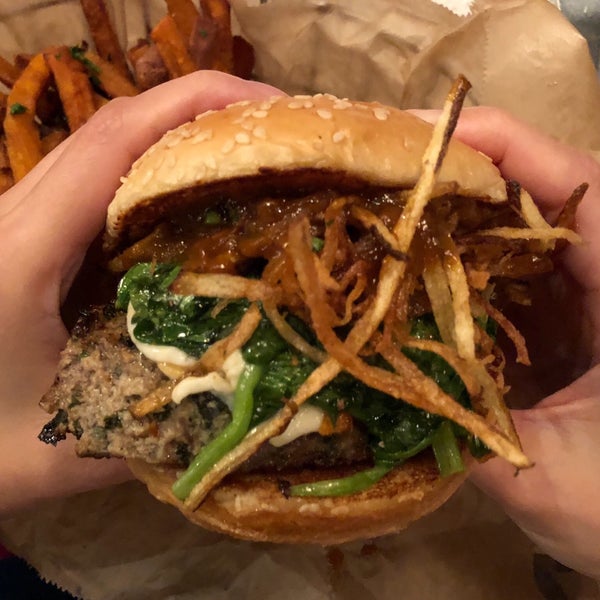 Foto tirada no(a) Farm Burger por Chie K. em 9/13/2018