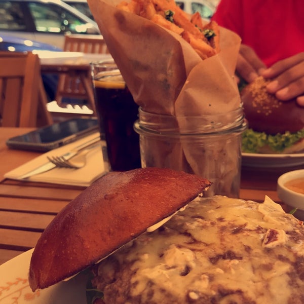 6/7/2019 tarihinde Mod 🖤ziyaretçi tarafından Dish fine burger bistro'de çekilen fotoğraf