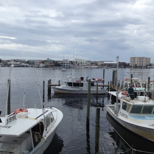 รูปภาพถ่ายที่ Harbor Docks โดย Kristi M. เมื่อ 10/5/2012
