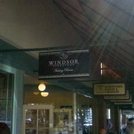 รูปภาพถ่ายที่ Windsor Vineyards Tasting Room โดย Steve J. เมื่อ 11/4/2012