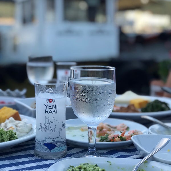 Das Foto wurde bei Sahil Restaurant von Güneş Ö. am 6/26/2019 aufgenommen