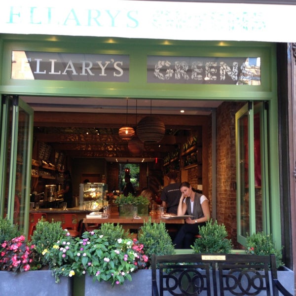 Foto tirada no(a) Ellary&#39;s Greens por Yiannis em 9/8/2013