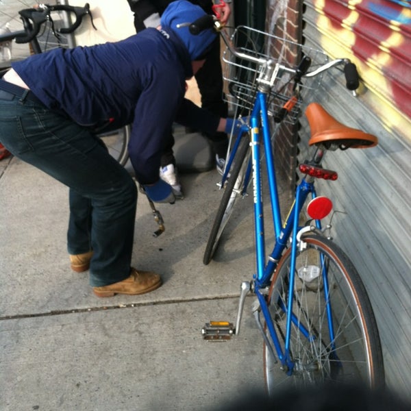 2/16/2013 tarihinde Yiannisziyaretçi tarafından Waterfront Bicycle Shop'de çekilen fotoğraf