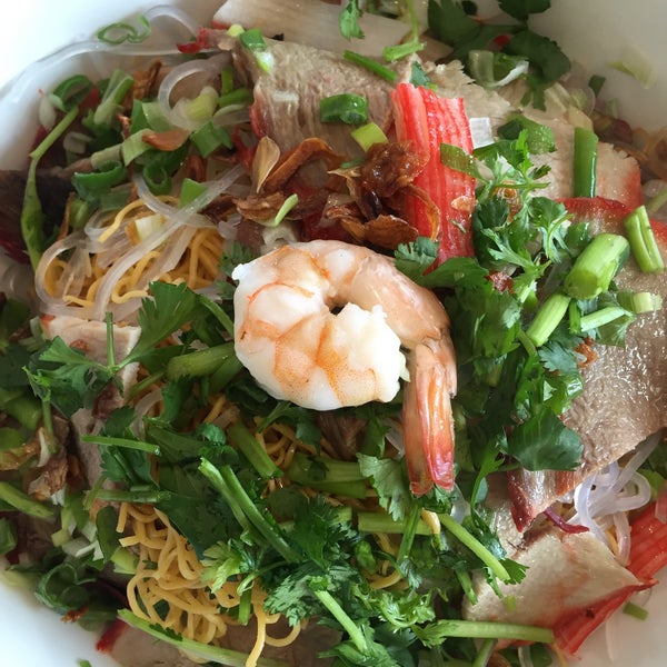 Снимок сделан в Little Saigon Restaurant пользователем Patrick M. 5/13/2015