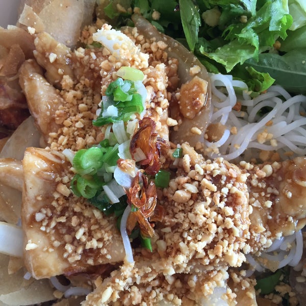 รูปภาพถ่ายที่ Little Saigon Restaurant โดย Patrick M. เมื่อ 5/13/2015