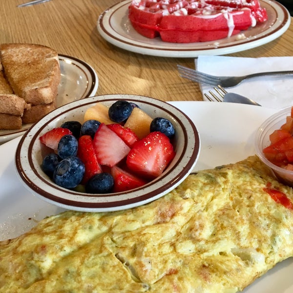 2/11/2018 tarihinde Gail R.ziyaretçi tarafından Johnny D&#39;s Waffles and Bakery'de çekilen fotoğraf