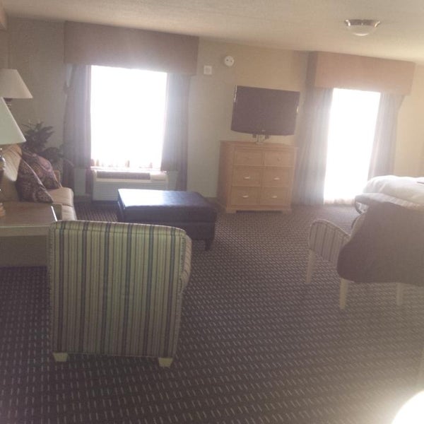 Foto tirada no(a) Hampton Inn &amp; Suites por SKG em 5/11/2014