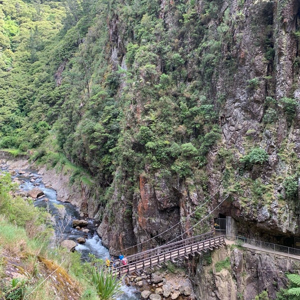 Betrayal at house on the hill widow's walk. Обои на рабочий стол виндовс 10. Windows walk. Windows walk. Силуэт человека в окне.