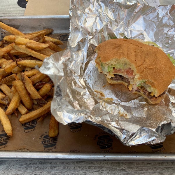 Das Foto wurde bei Surf Shack Smash Burgers von Shvarm am 6/2/2019 aufgenommen