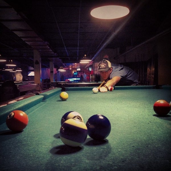 รูปภาพถ่ายที่ Melrose Billiard Parlor โดย John เมื่อ 12/18/2013