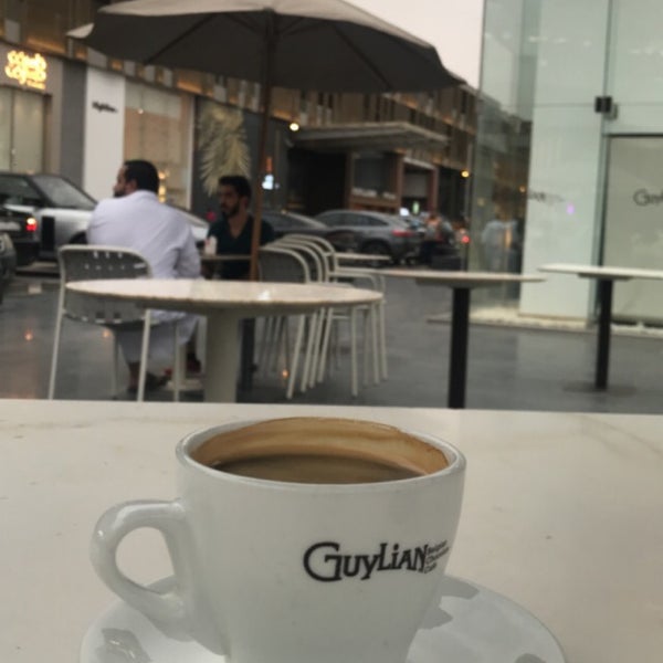 Foto diambil di Guylian Café oleh Omar Bin Abdulaziz pada 4/12/2019