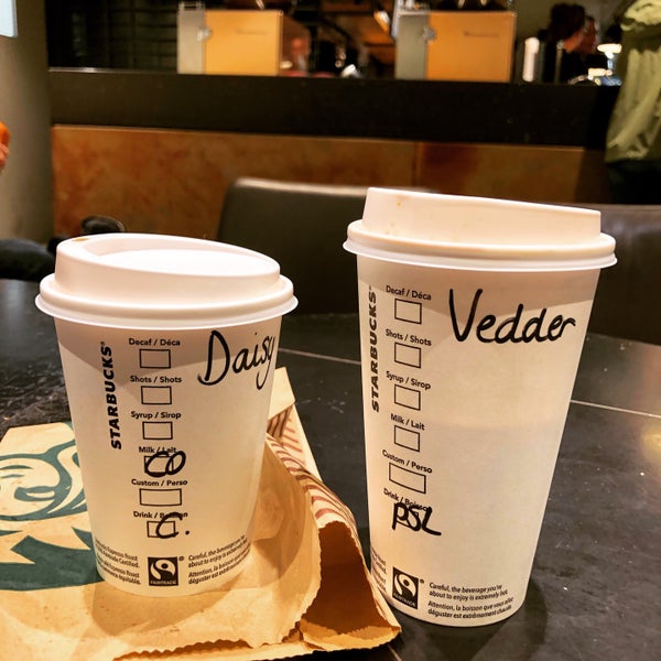 รูปภาพถ่ายที่ Starbucks โดย Richard v. เมื่อ 9/17/2019