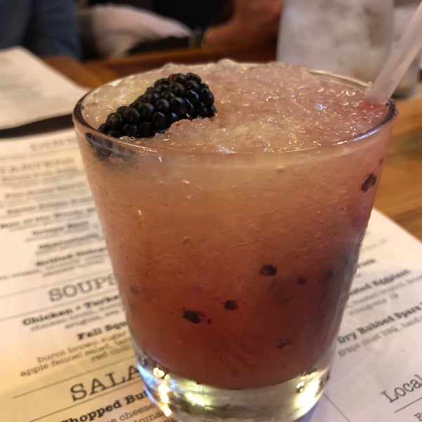 Photo prise au State Street Eating House + Cocktails par Dina S. le3/7/2018