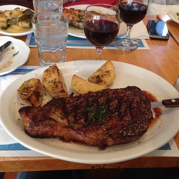Das Foto wurde bei Uncle Nick&#39;s Greek Restaurant on 8th Ave von Rustam M. am 5/14/2013 aufgenommen