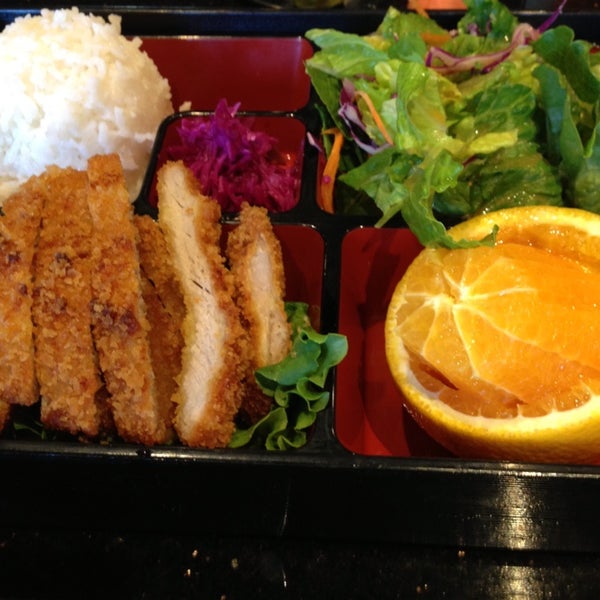 รูปภาพถ่ายที่ Sushi 88 &amp; Ramen โดย Brian B. เมื่อ 10/19/2012