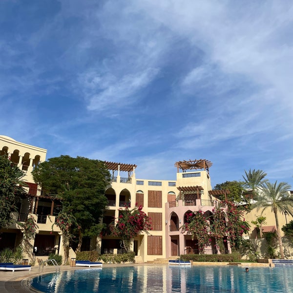 Foto tirada no(a) Tala Bay Resort por الرحال الدولي عمر الشمري 🏍🐈🐎✈️🇪🇺 em 11/30/2021