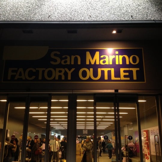Das Foto wurde bei San Marino Factory Outlet von Emanuela T. am 11/23/2012 aufgenommen