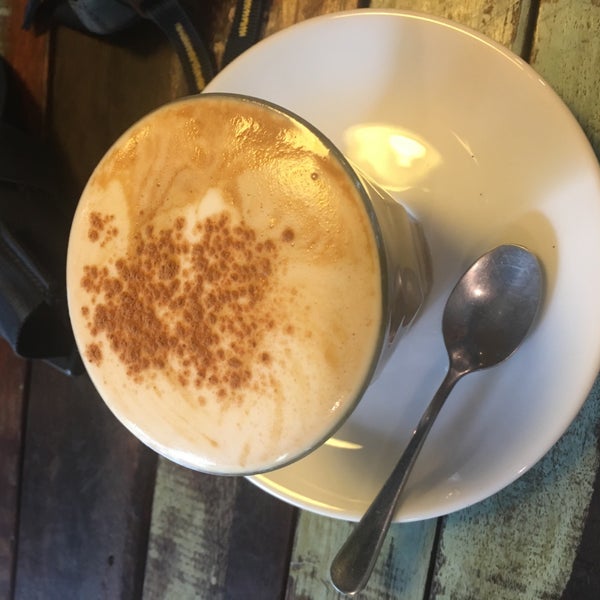 Снимок сделан в Overstand Coffee &amp; Breakfast пользователем Ola B. 3/13/2019