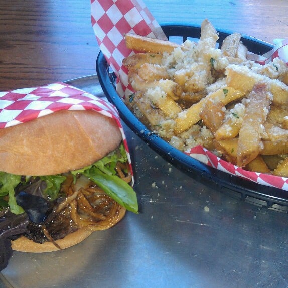 Foto diambil di Burger Me oleh Kevin A. pada 6/19/2013