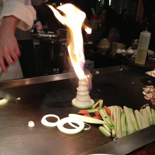 Foto scattata a Arirang Hibachi Steakhouse &amp; Sushi Bar da Jeof V. il 12/22/2012