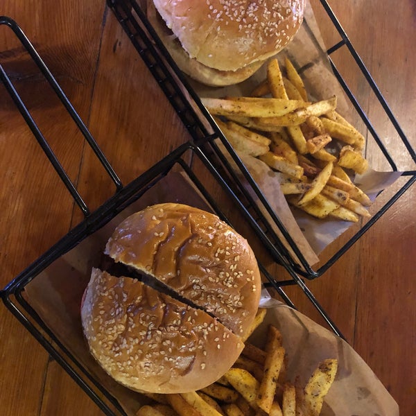 Real Turkish Burger, cheddarlı patates kızartması istedik..denediğimiz hamburger bu sene listeye girmiş ama biz çok beğendik patatesleri her zamanki gibi çıtır çıtır başarılı..hmbrgr 35, patates 12 tl