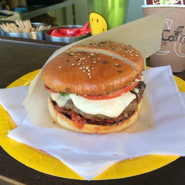 6/5/2014 tarihinde Анастасия Ч.ziyaretçi tarafından True Burgers'de çekilen fotoğraf