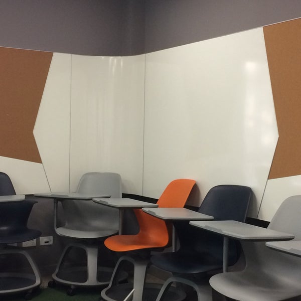 This learning space facilitates an open and effective tutorial discussion environment, with the chairs in a circle enabling students to contribute equally and in a setting that lets everyone be heard.