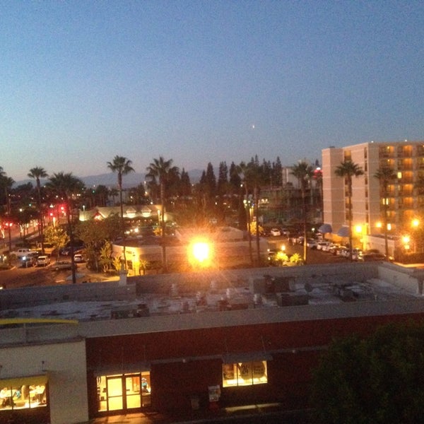 10/6/2014 tarihinde 🅼🅸🅺🅴 .ziyaretçi tarafından Anaheim Camelot Inn &amp; Suites'de çekilen fotoğraf
