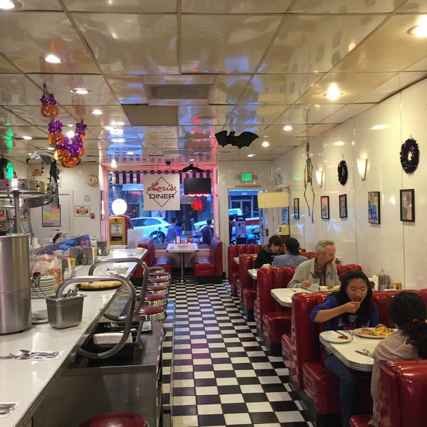 Photo taken at Lori&#39;s Diner by 🅼🅸🅺🅴 . on 10/16/2015